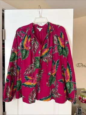 crown & ivy Fuchsia Parrot Print Blouse